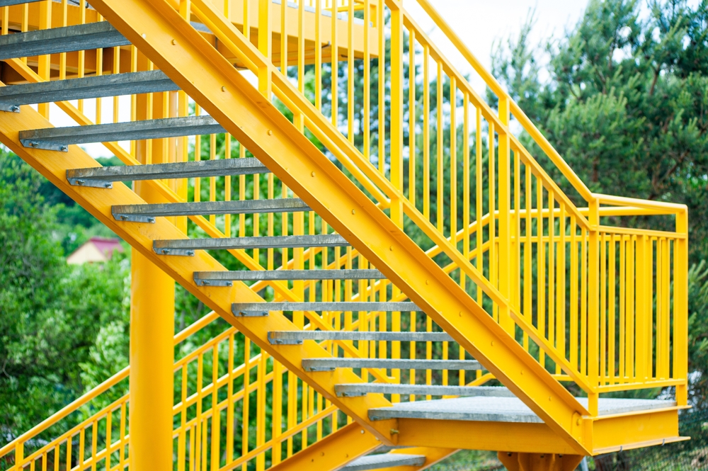 escalier métallique jaune